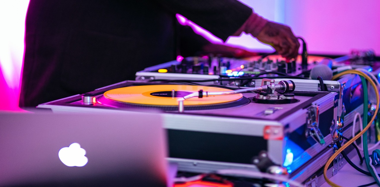 Dj Turntable setup header photo